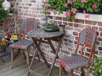 Petit salon de jardin fleuri